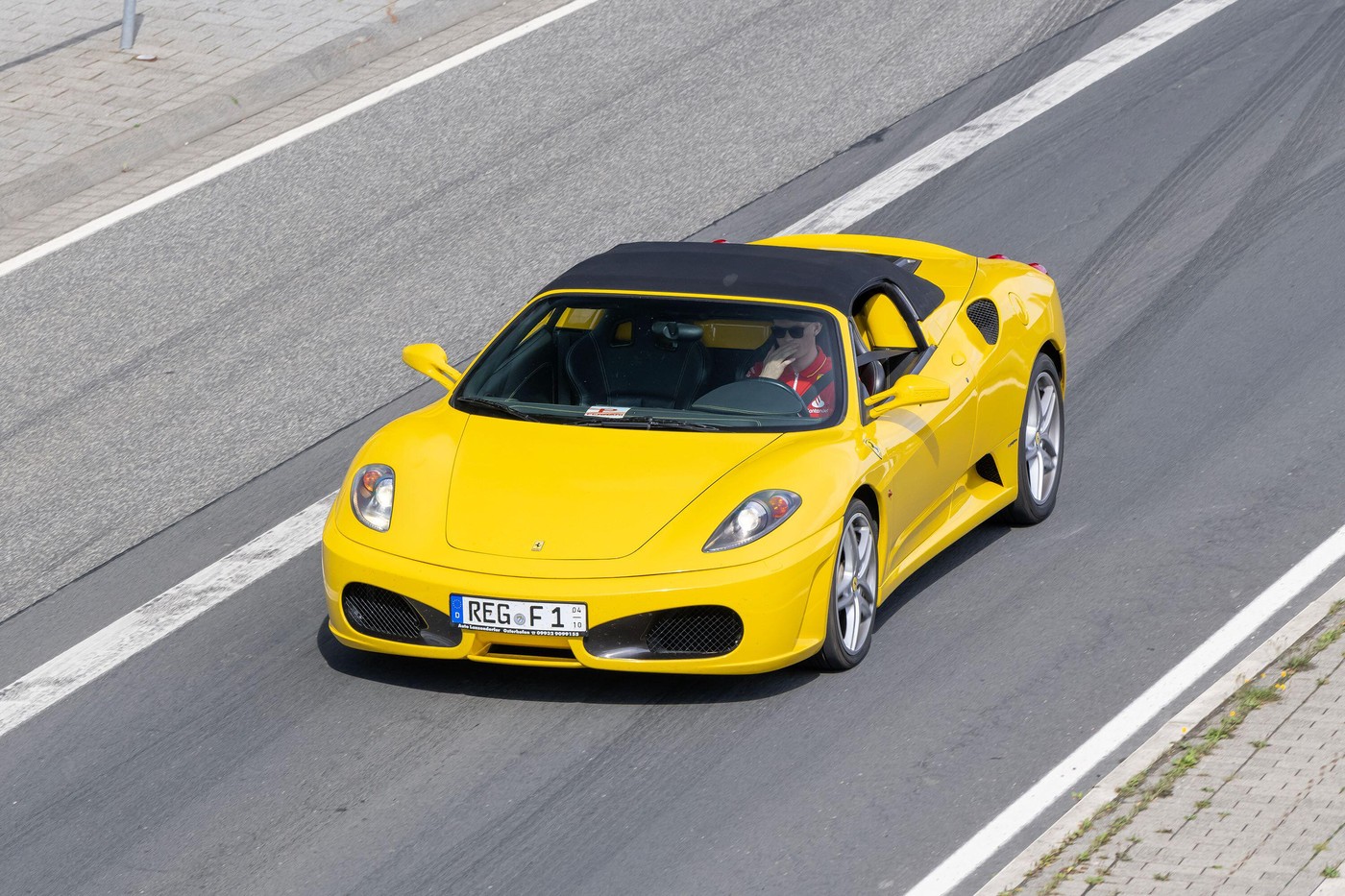 Momentul în care angajatul unui showroom distruge o mașină FERRARI în valoare de jumătate de milion de euro