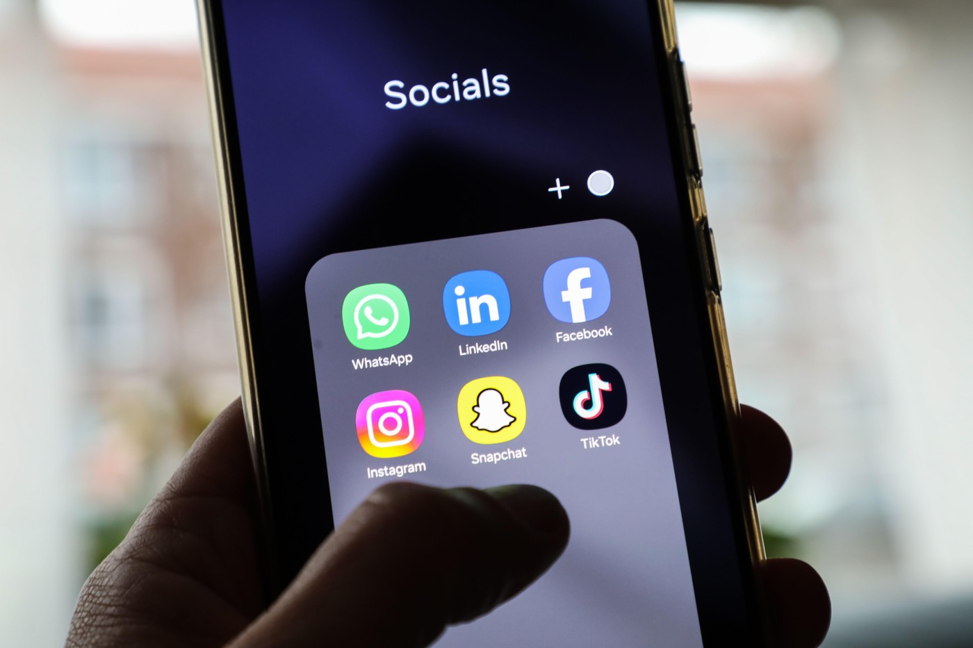 O nouă metodă de FRAUDĂ pe WhatsApp. O bătrână a rămas fără 3.843 de lei din cauza hackerilor