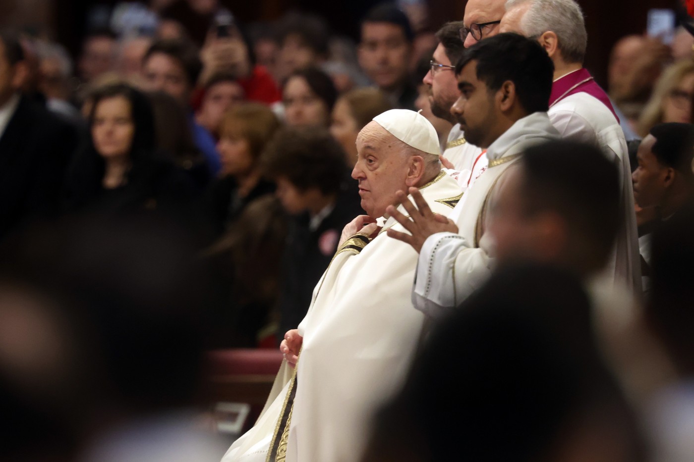 Papa Francisc și-a întrerupt astăzi citirea liturghiei din cauza unor probleme de respirație