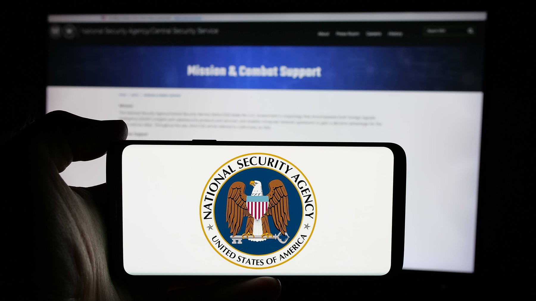 Peste 100 de angajați din comunitatea de informații, concediați pentru că au folosit un chat NSA pentru conversații de natură sexuală