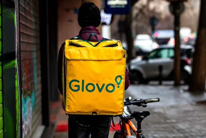 Șef din firma Glovo, prins în flagrant când lua mită zeci de mii de euro. Șirul infracțiunilor pentru care este acuzat de DNA