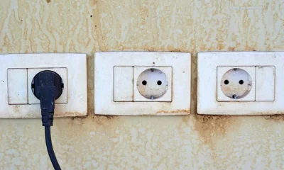 Trucul genial care redă albul prizelor îngălbenite fără frecare și fără efort