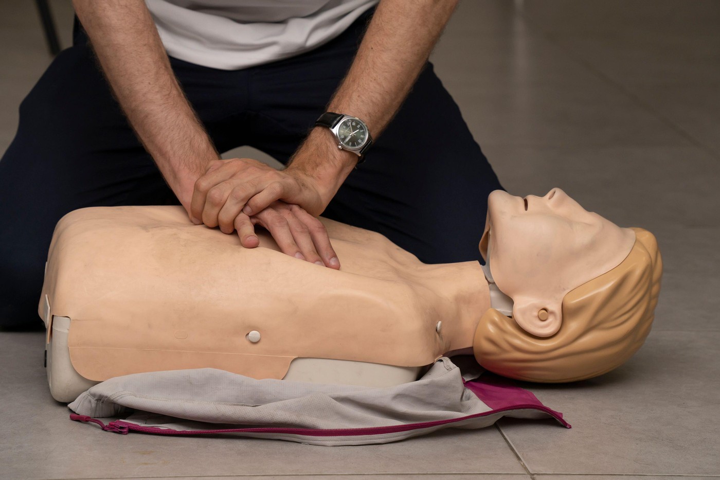 Un bărbat a murit pe stradă fără să primească ajutor de la trecători