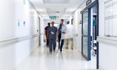 Un bărbat din Marea Britanie a avut nevoie de amputarea PICIOARELOR, după ce s-a ars la deget în timp ce gătea. A stat în comă 10 zile