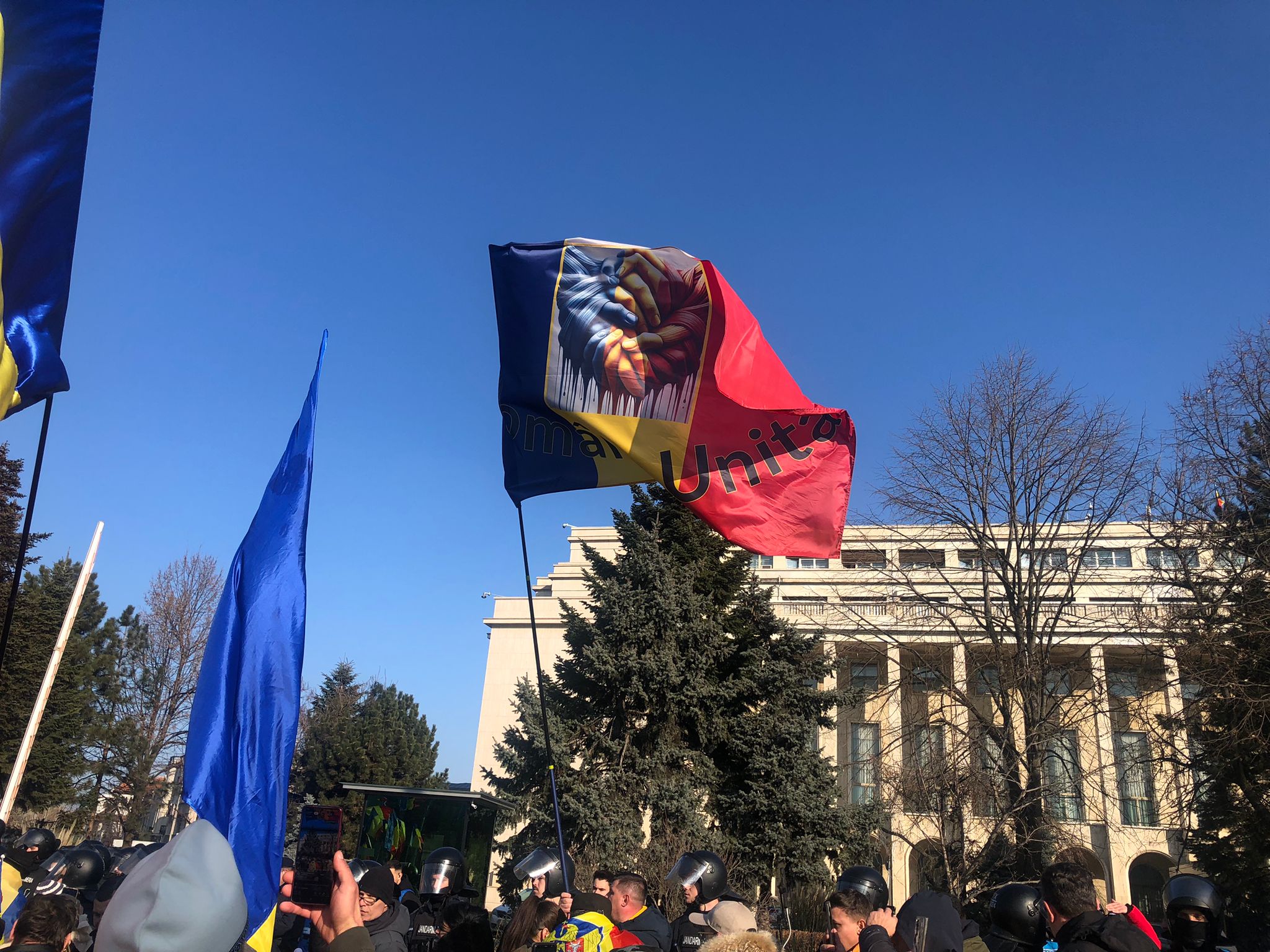 VIOLENȚE la protestele din Piața Victoriei. Demisia lui Iohannis a întărâtat spiritele. Manifestanții vor să intre în Guvern / Reacție Jandarmerie