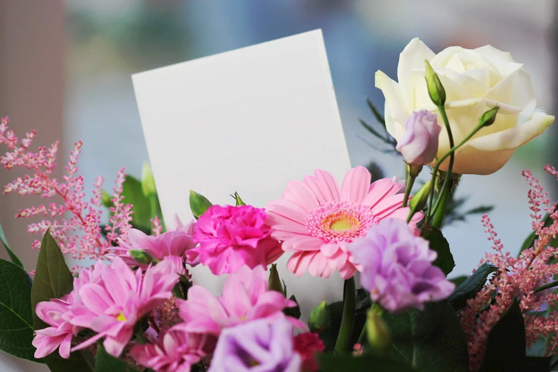 Cum să oferi persoanei iubite un buchet de flori într-un mod inedit Cum să oferi persoanei iubite un buchet de flori într-un mod inedit