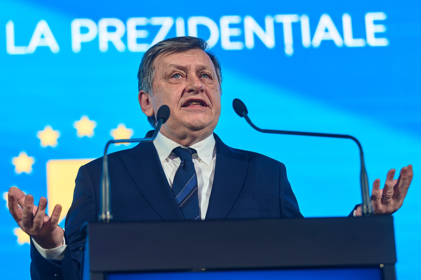 „Vine cu un aer proaspăt și cu susținerea liderilor politici”