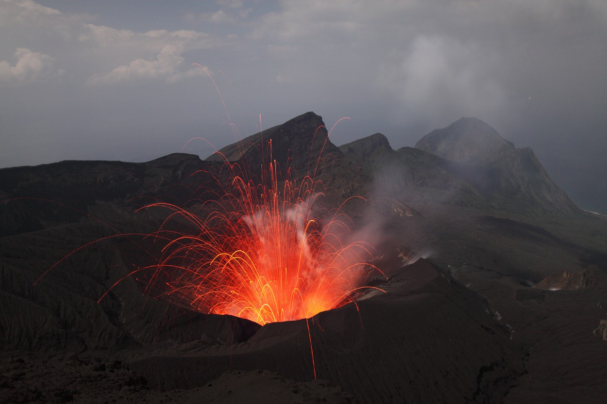 Avertisment de călătorie MAE. Erupții vulcanice afectează Bali și Indonezia