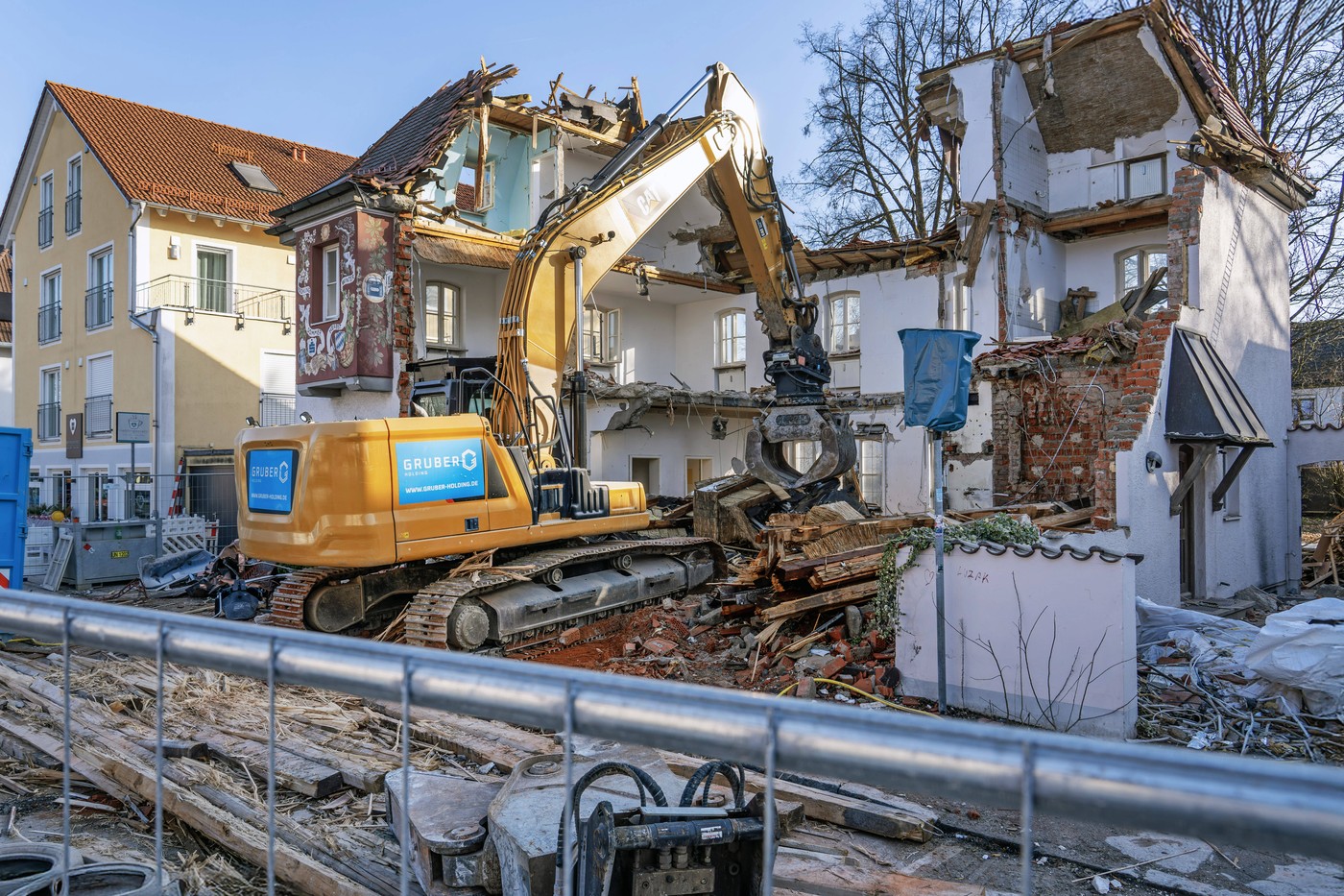 Ce trebuie să știi înainte să-ți demolezi casa, de la costuri la actele necesare pentru a obține o autorizație