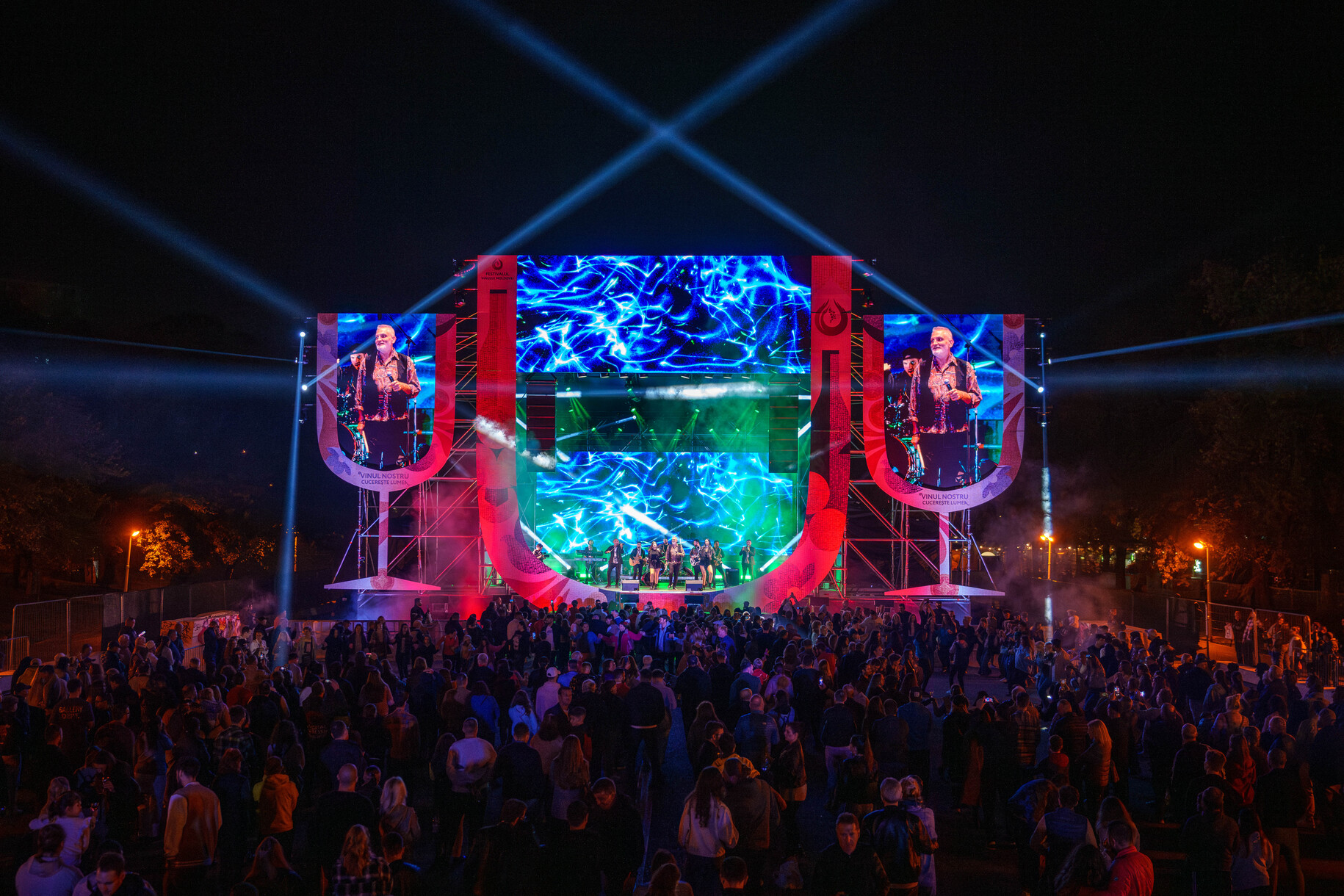 Inchirieri Scene și Lumini de Excepție cu NAN Events: Soluții Complete pentru Evenimente Memorabile