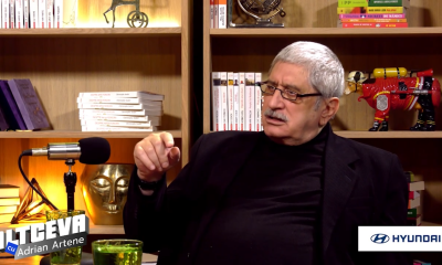 Ea venea și cânta singură