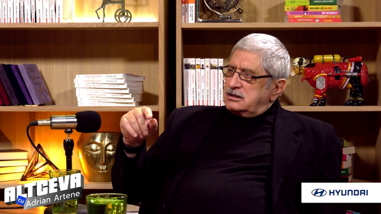 Ea venea și cânta singură