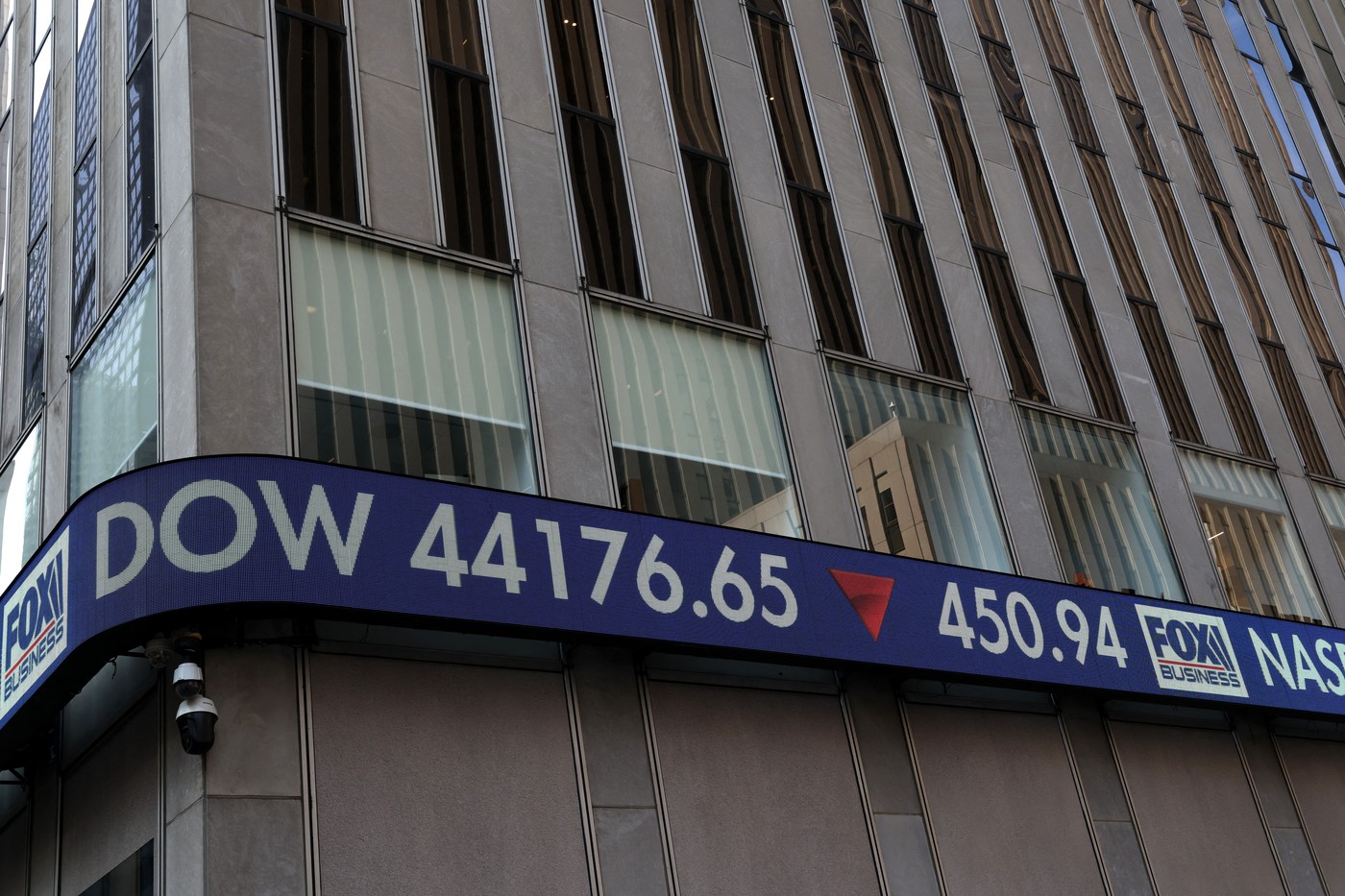 Economiștii avertizează că taxele vamale și incertitudinea vor încetini creșterea economică și vor accelera inflația în SUA