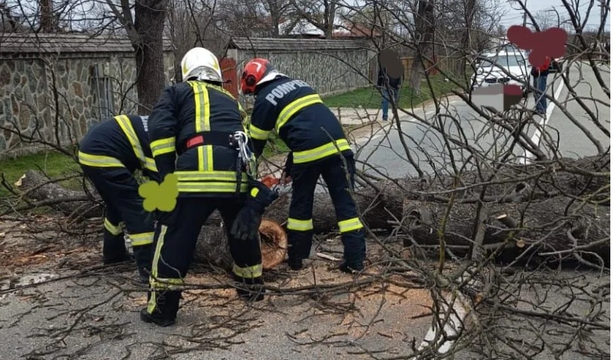 Femeie lovită în cap în București de o bucată desprinsă dintr-un balcon, în urma VIJELIEI de vineri
