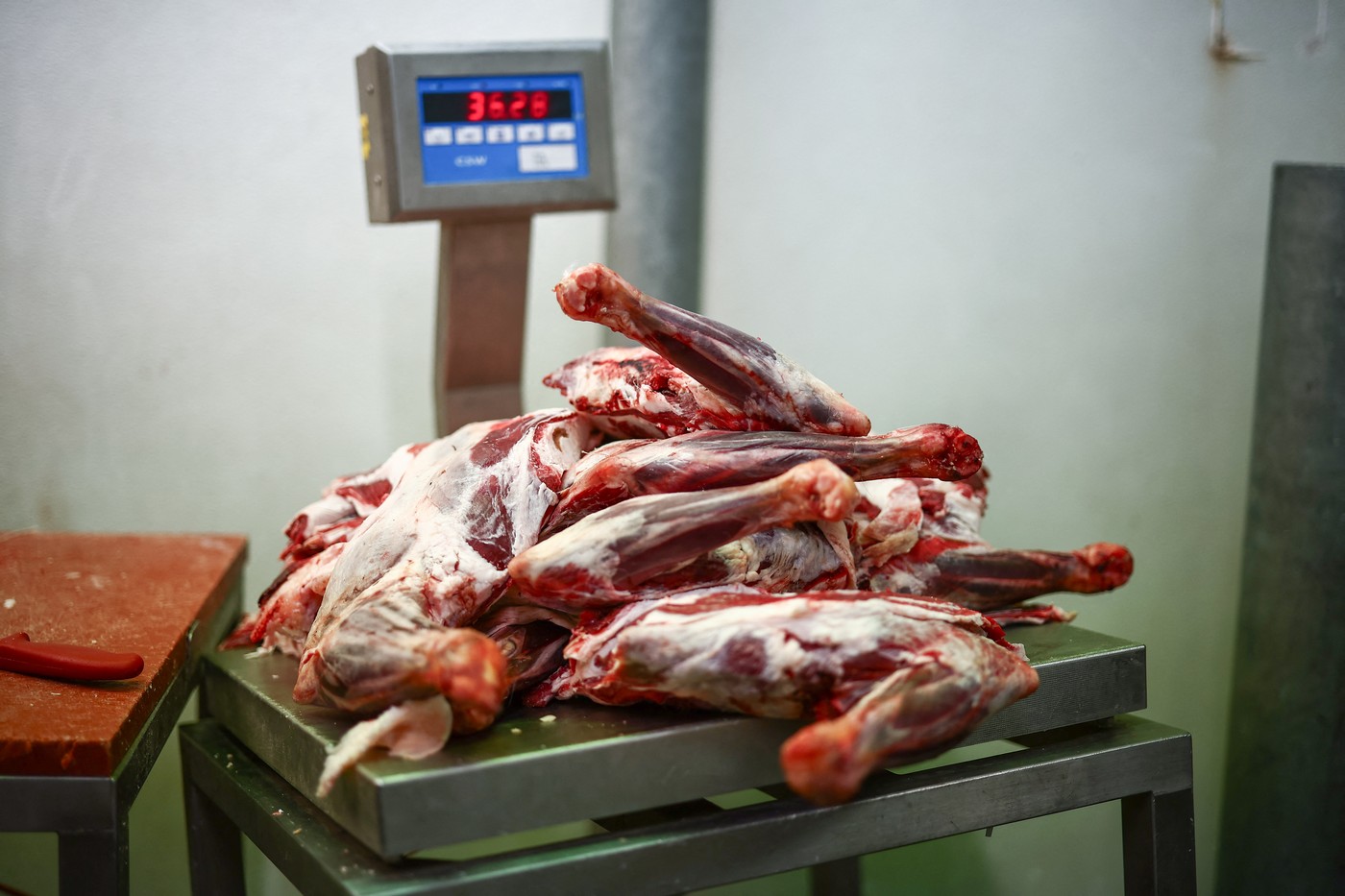 Masa de Paște din acest an, mai scumpă. Cu cât a ajuns să se vândă carnea de miel