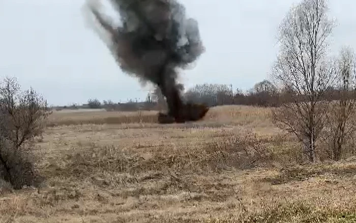 Momentul în care o dronă rusească cu explozibil este detonată pe un teren din orașul Galați