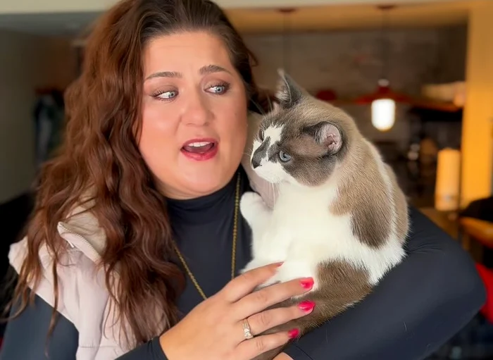 O pasageră însoțită de o pisică, puse într-o situație absurdă în avion: „Mi-a spus că va trebui să cobor”