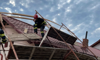 O tânără a fost rănită iar 25 de mașini au fost distruse din cauza vântului care a răvășit țara