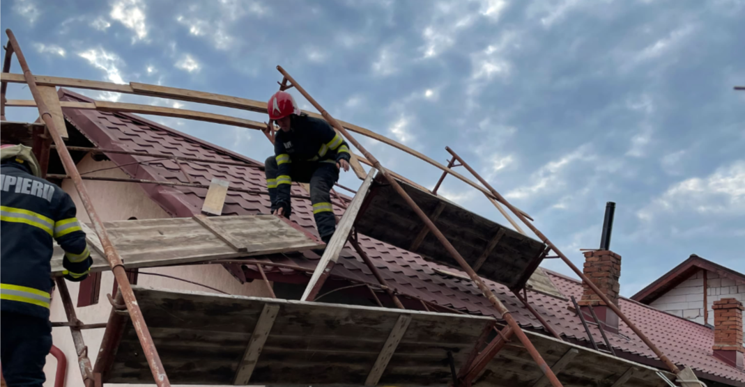 O tânără a fost rănită iar 25 de mașini au fost distruse din cauza vântului care a răvășit țara