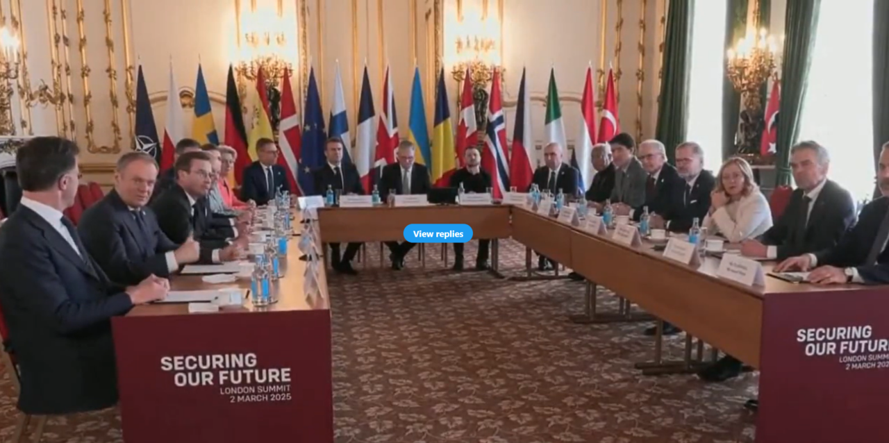 Volodimir Zelenski s-a întâlnit la Londra cu liderii europeni. Ilie Bolojan, așezat chiar lângă el