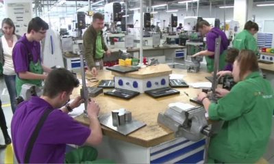 Elevii din învăţământul profesional ar putea primi SPRIJIN financiar pentru continuarea studiilor