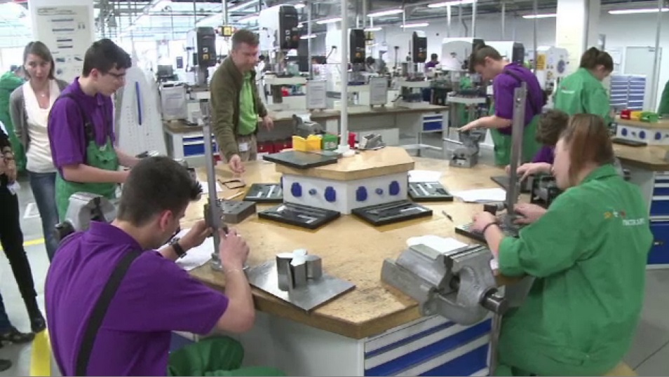 Elevii din învăţământul profesional ar putea primi SPRIJIN financiar pentru continuarea studiilor