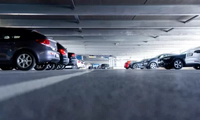 Momentul îngrozitor în care o șoferiță cade cu mașina de la etajul 5 al unei parcări, după ce a încurcat accelerația cu frâna