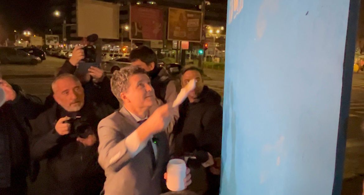 Nicușor Dan, primul candidat la lipit afișe, în miez de noapte