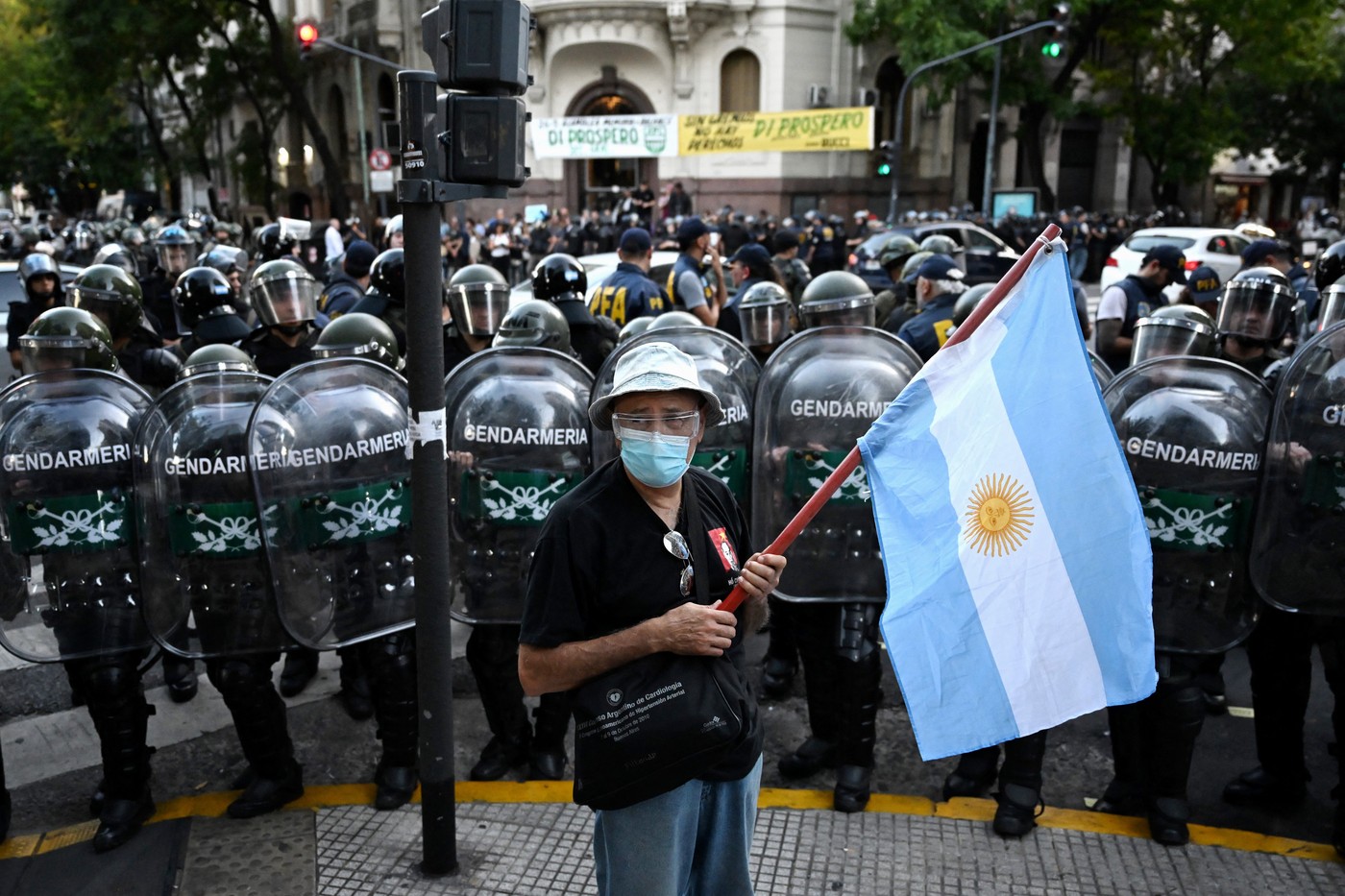 Nivelul sărăciei a scăzut în mandatul lui Javier Milei, dar mulți spun că traiul este mai greu. Inflația, în scădere de la 276% la 67%