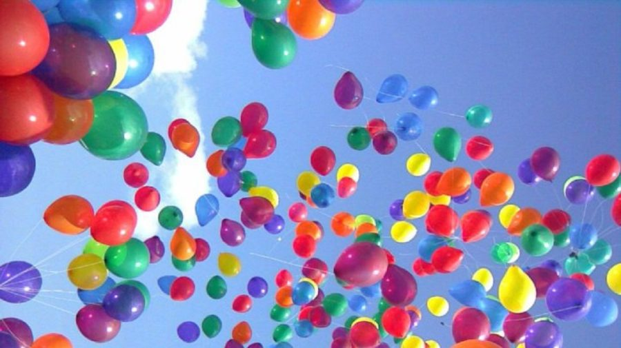 Cum transformă buteliile de heliu atmosfera unui eveniment