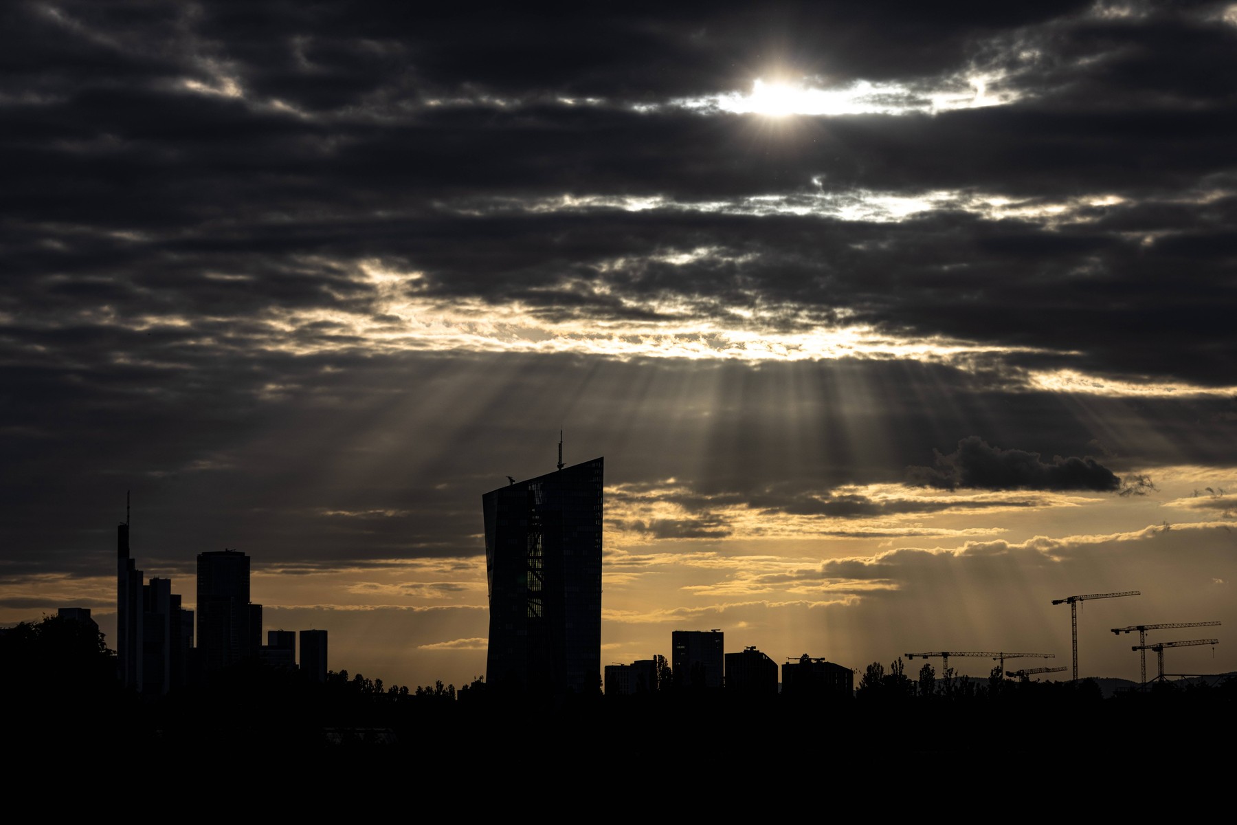 BCE trebuie să mențină deschise opțiunile de politică monetară pe parcursul verii, pe fondul tensiunilor dintre UE și SUA