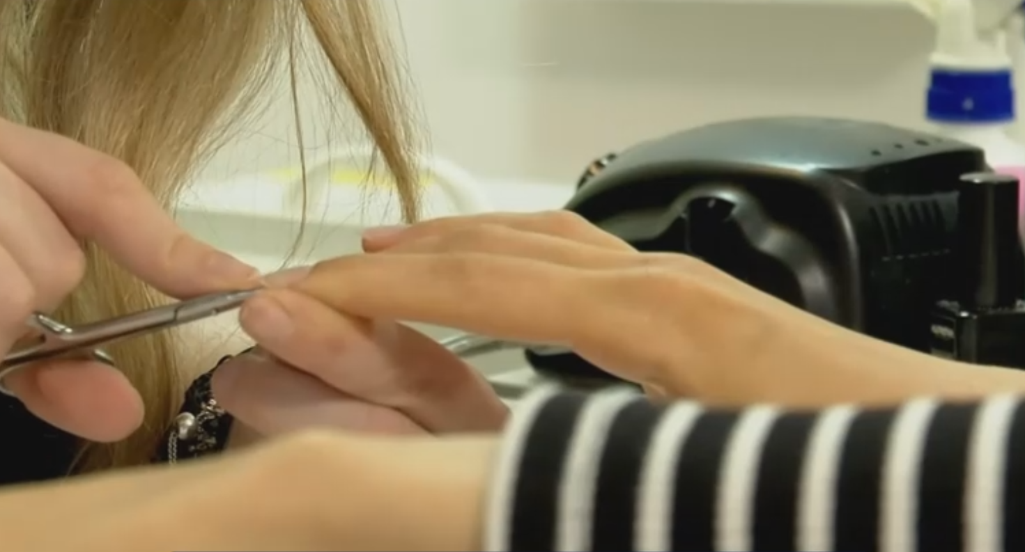 Când vine vorba de FRUMUSEȚE, multe românce preferă să își facă procedurile acasă. Cât cheltuie femeile, în medie, pe produse cosmetice și tratamente