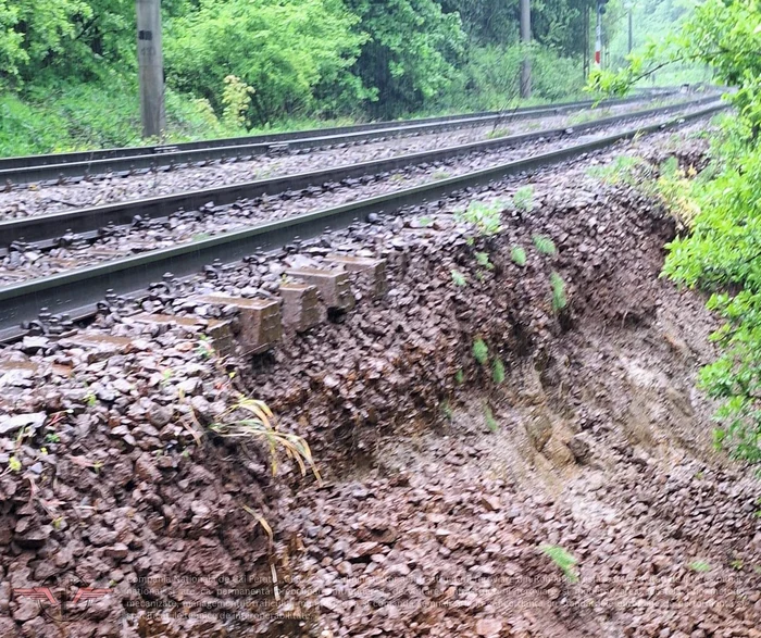 Circulația trenurilor între Predeal și Timișu de Sus a fost afectată din cauza unei alunecări de teren