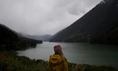 De ce ne simțim epuizați în zilele reci și ploioase și cum putem combate această stare