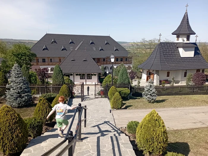 Locul tainic din nordul Moldovei care vindecă sufletul. Peisaje de vis și memoria unuia dintre cei mai importanți sfinți români