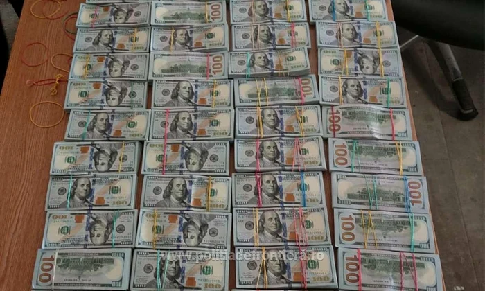 Caz incredibil la frontieră. O familie de ucraineni încerca să treacă granița cu 1,4 milioane de dolari lipiți pe corp