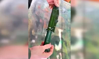 Considerat un mit sovietic, militarii ucraineni au capturat de la ruși un cuțit de luptă cu mecanism de tragere