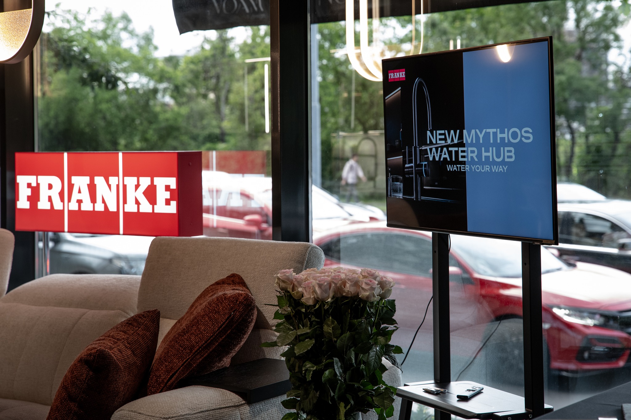 Franke, cel mai mare producător de chiuvete pentru bucătărie din lume, lansează bateria 6-în-1 Mythos Water Hub în România Franke, cel mai mare producător de chiuvete pentru bucătărie din lume, lansează bateria 6-în-1 Mythos Water Hub în România