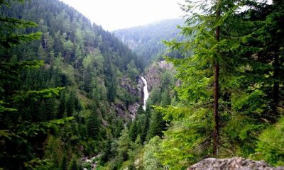 Locul ascuns din centrul României, care este o adevărată legendă situată între stânci înalte și ape cristaline