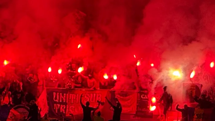 Mielușei în teren, zmei în tribune. Ultrașii români au creat haos la meciul din Austria. Ne paște o nouă suspendare