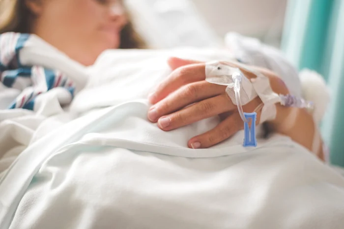 O mamă a fost înjunghiată de fiul ei pentru că voia să plece în Spania. Femeia, în stare gravă la terapie intensivă