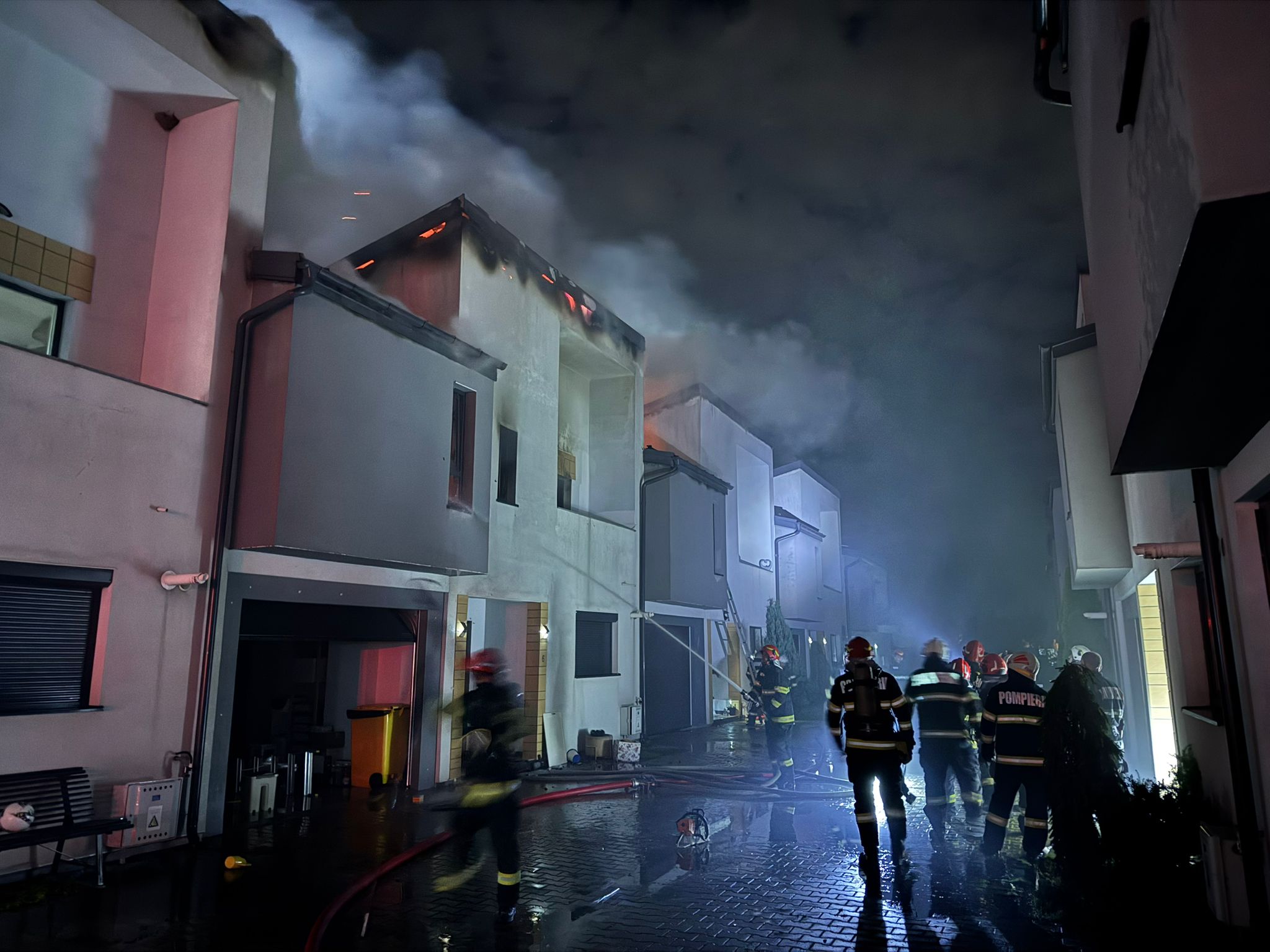 Pompierii au intervenit pentru a stinge un incendiu izbucnit într-o locuință din localitatea Tunari. Nu au fost înregistrate victime