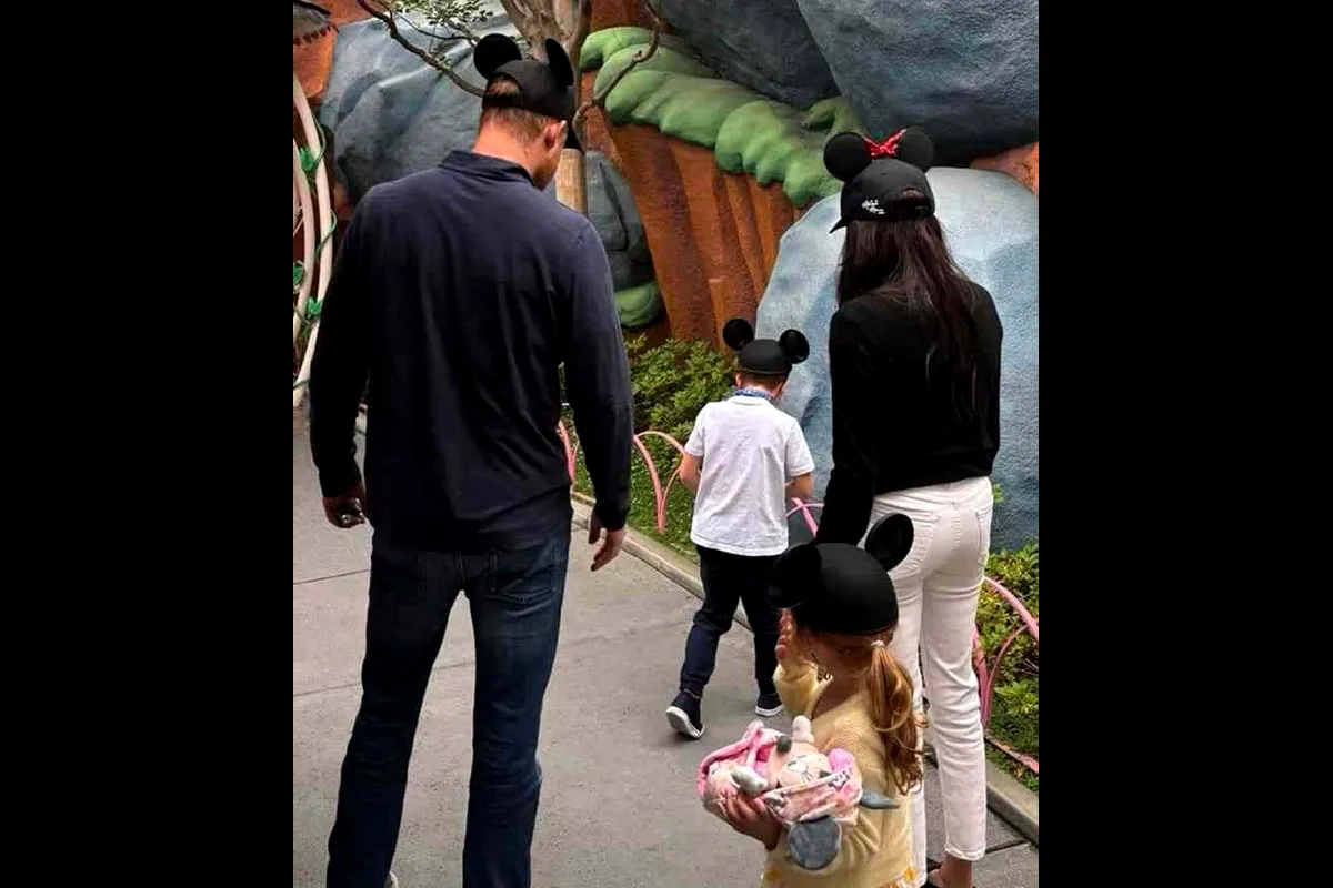Prințul Harry și Meghan Markle, în mijlocul unei controverse după vizita la Disneyland cu copiii. O fotografie de familie le-a adus un val de CRITICI