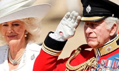Regele Charles și regina Camilla, aclamați de mii de oameni la Trooping the Colour. Membrii Familiei Regale poartă brățări negre
