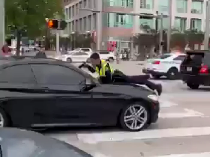 Scene șocante în Miami: Un polițist a împușcat un șofer, după ce a fost luat pe capotă. „A fost teribil”