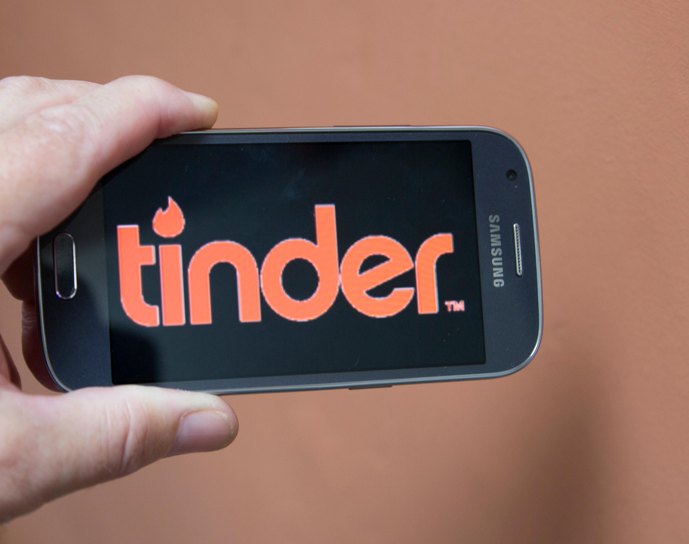 „Tinder a declarat război bărbaților scunzi”