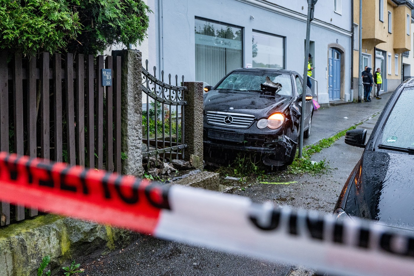 Un șofer a intrat cu mașina într-un grup de persoane, în Germania. Autorul ar fi provocat intenționat accidentul