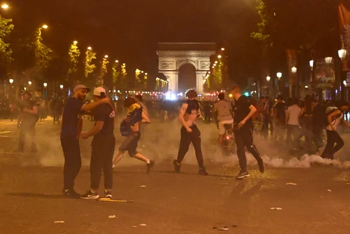 Victorie istorică urmată de haos în Paris: doi morți, magazine jefuite și sute de arestări după Liga Campionilor Victorie istorică urmată de haos în Paris: doi morți, magazine jefuite și sute de arestări după Liga Campionilor