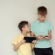 Guvernul britanic blochează accesul copiilor la conținut online creat de „algoritmii toxici”. Cum s-ar putea aplica în România o astfel de măsură