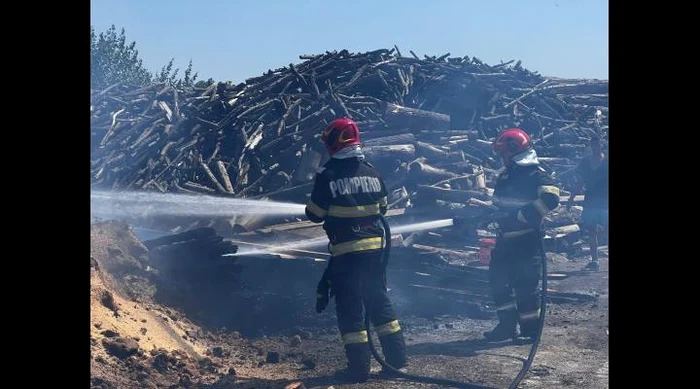 Incendiu la o fabrică de cherestea din Prahova. Flăcările au izbucnit de la radiația solară
